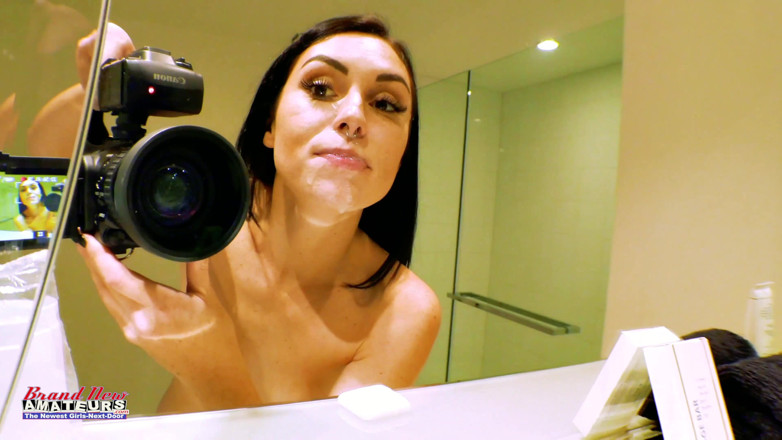 Brand New Amateurs: La star du porno Ashley Wolf donne des instructions pour...