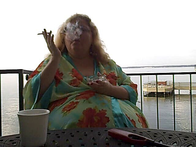 BBW nurse Vicki adventures with friends: BBW rauch und kaffee am frühen morgen