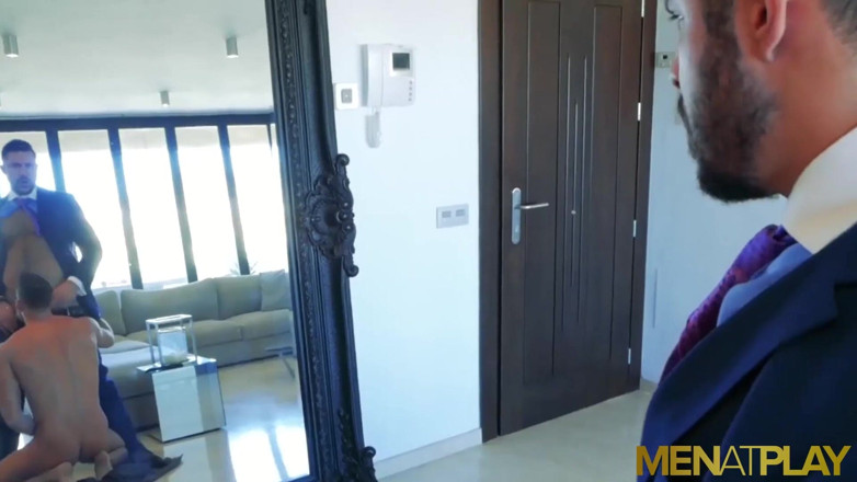 Menat Play: O matahală musculoasă Manuel Skye îl seduce pe omul de afaceri...