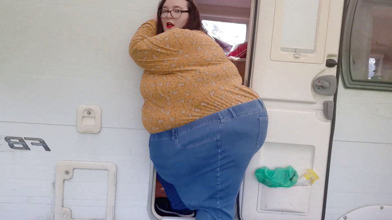 SSBBWLadyBrads: SSBBW vs pequena porta