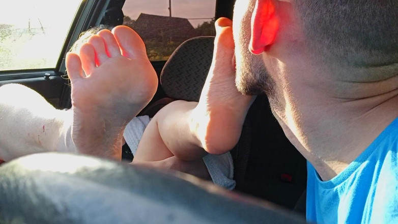FoxyAndZaz: El taxista lame los pies de una rubia en el...