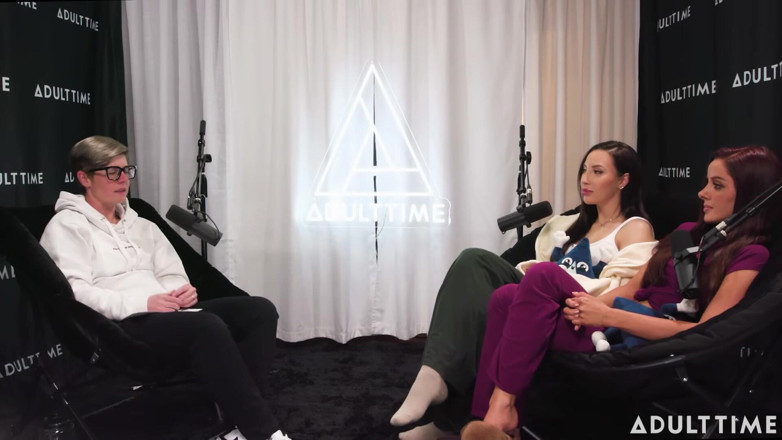 Adult Time Podcast: Pornstars 팟캐스트 레즈 섹스 후 팟캐스트