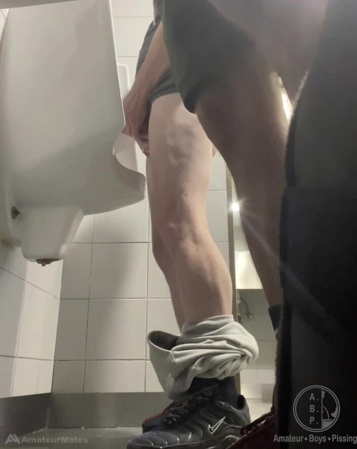 AmateurBoysPissing: 2 ragazzi con le scarpe da ginnastica si divertono all'orinatoio...