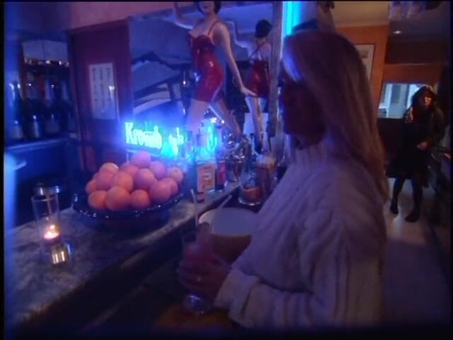 Lucky Cooch: Awek vintaj berseronok di bar