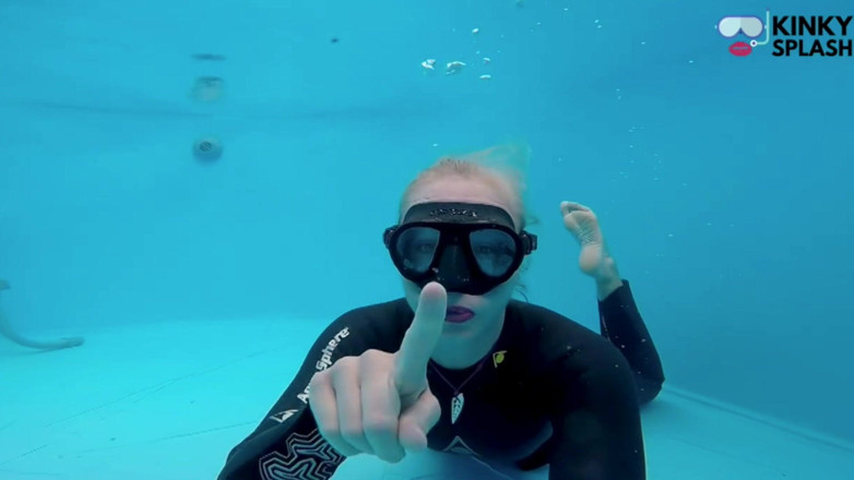 UKCuteGirl Lucy Lauren: Unterwasser-neoprenanzug-WICHsanleitung in meinem privaten pool