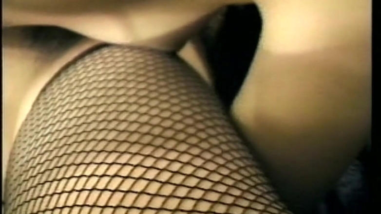 Bangora sluts: ホットなブルネットの美女が指で情熱的に膣を舐める