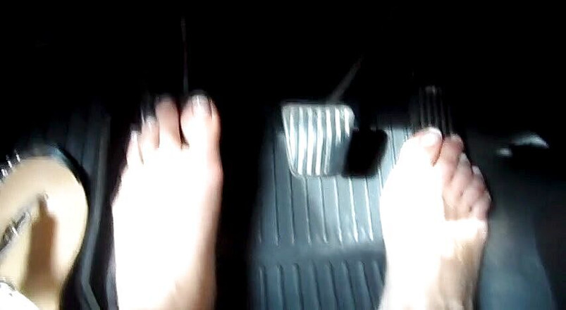 Foot Girls: Mengepam pedal dalam rakaman dekat