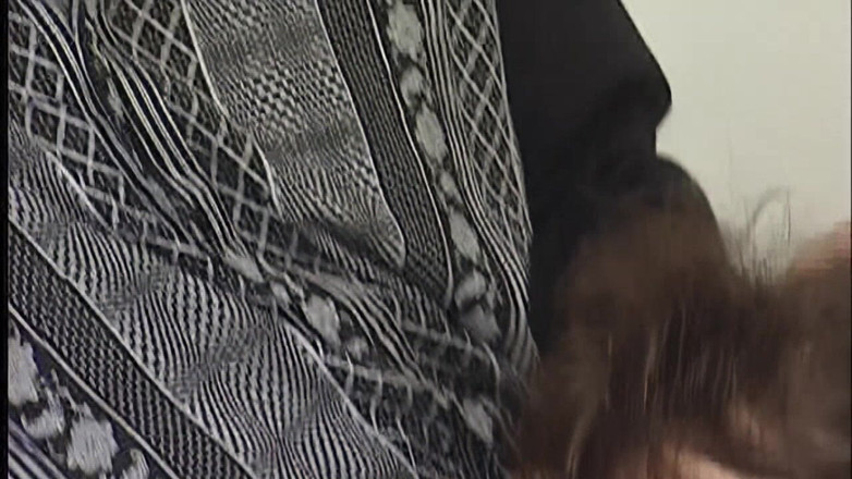 Vintage Fetish: Une MILF excitée chevauche un étalon blond dans un bureau déchaîné