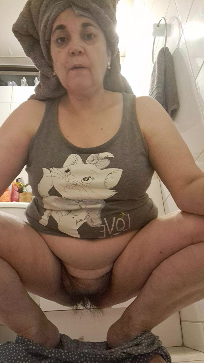 Mommy big hairy pussy: La mamma si toglie il pigiama e la mostra la...