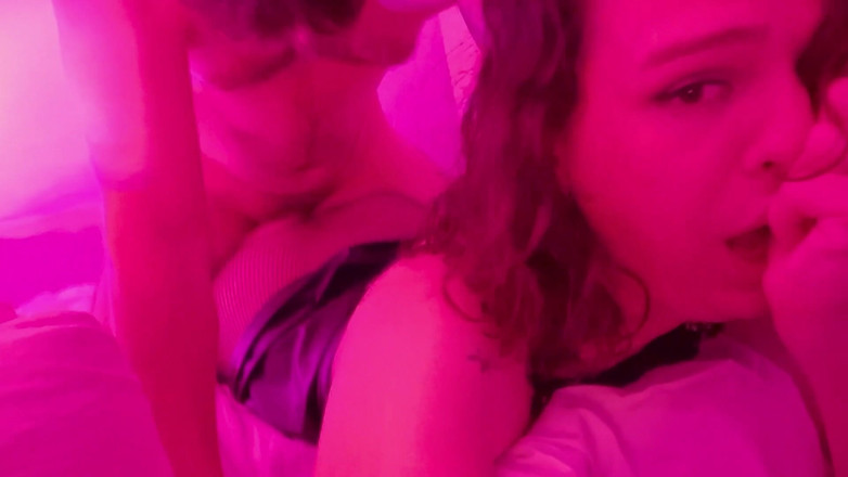 Melodyfluffington: Wunderschönes goth-t-mädchen hart im pink-light mit spermaschlucken gefickt