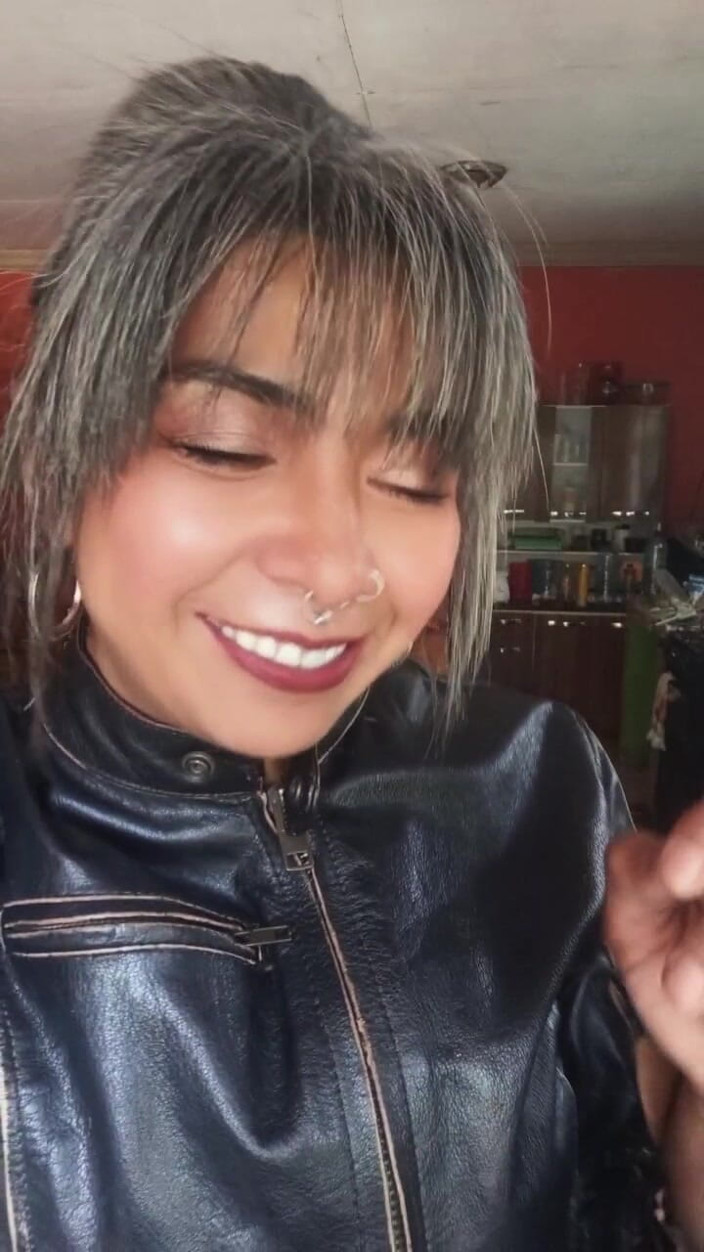 Casia Castro: Tarik napas perlahan, instruksi merokok dalam kulit.