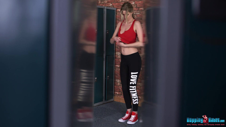 Bopping babes: Leah - umkleidekabine bedeckt - wichsanleitung