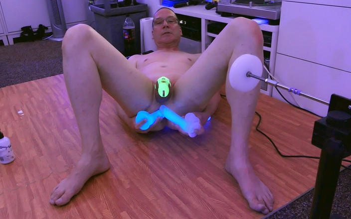 Mike Essex: Mike wird mit dem dunklen dildo gut gefickt, während er...