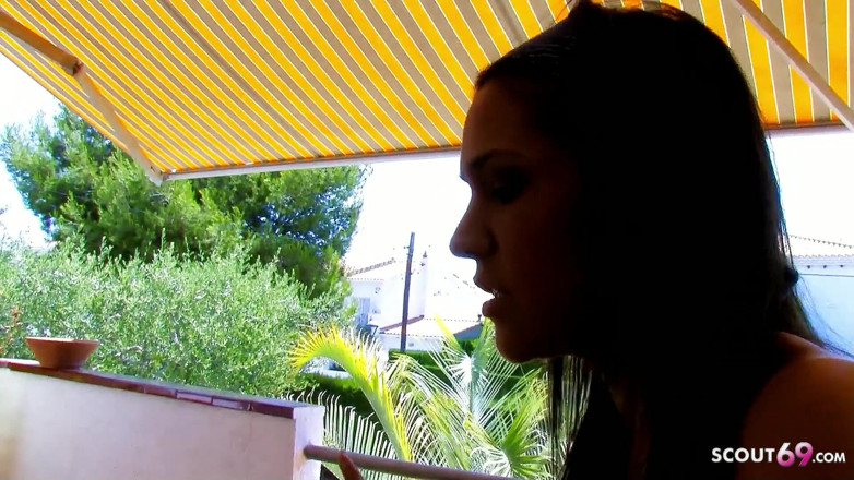 Full porn collection: Sexy magere tieners Sabrina en Samia geneukt door zwembadjongen op...