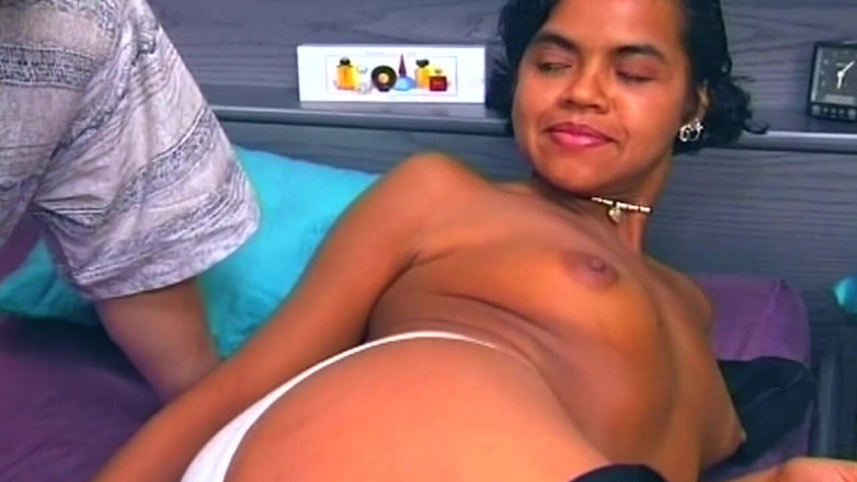 The hobby fuckers: Une chatte poilue se fait doigter profondément par un étalon excité -...