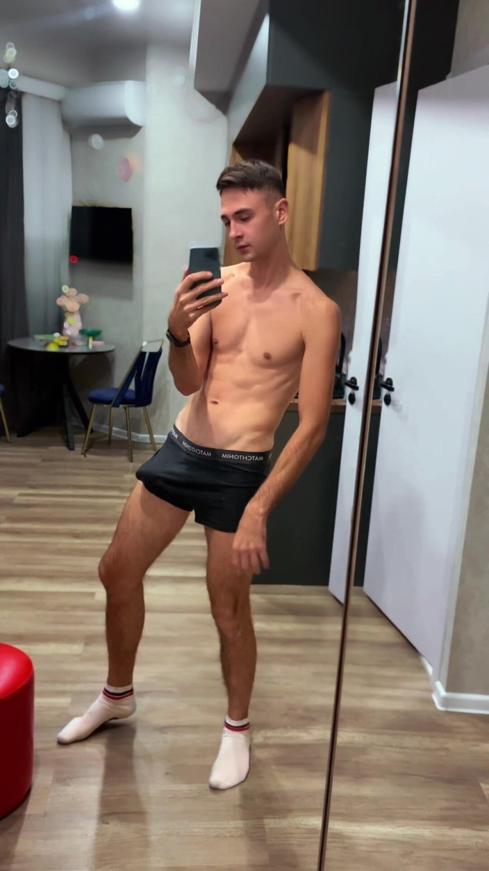 Nick Lewis: Estoy super cachonda, vamos a masturbar juntos