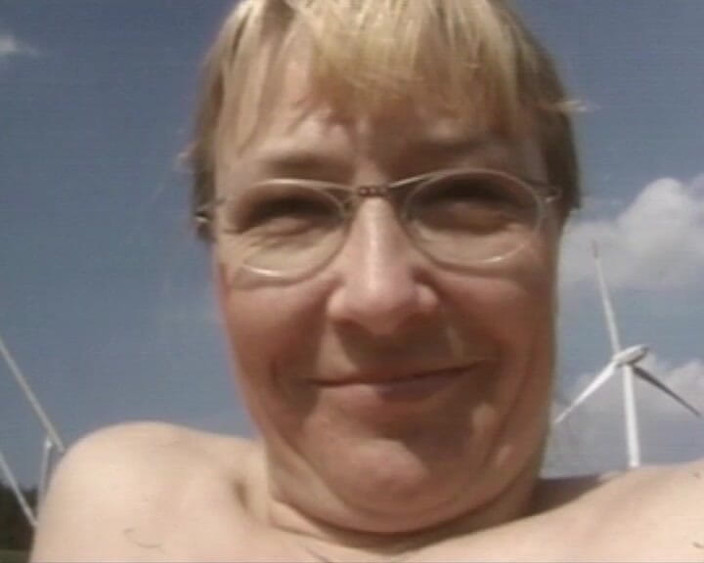 BB Video - Vintage Story: Reife blondine masturbiert auf einem feld