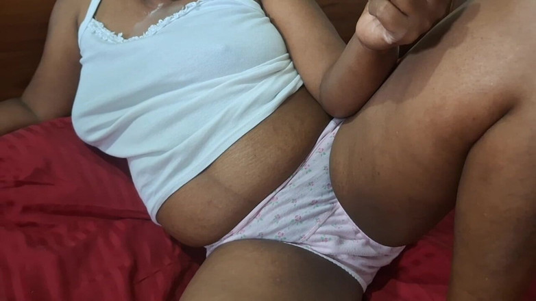 Teena New: Cagna del cappuccio con un grosso culo sul letto nuovo...