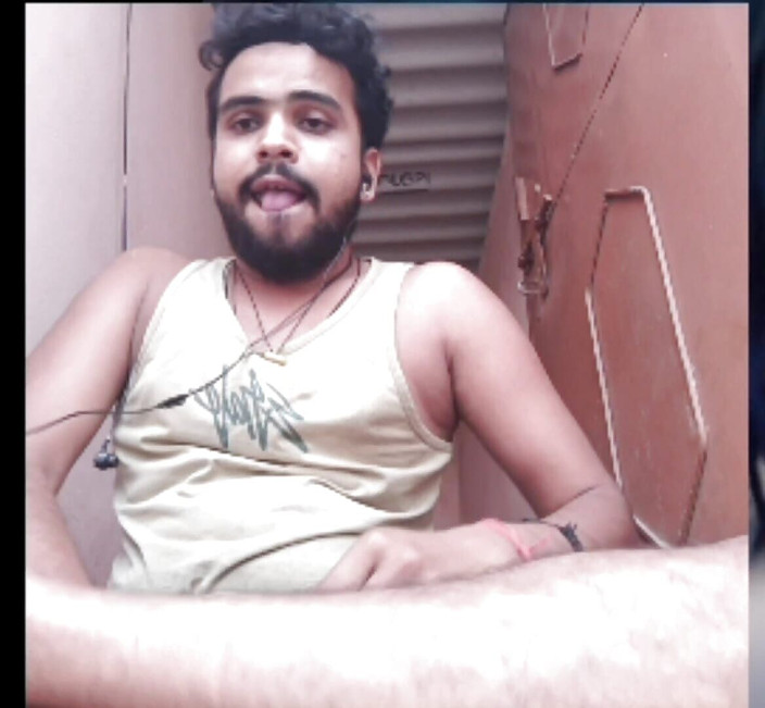 IsmaatDeva: Ismaatdeva, ein Playboy, hat spielen