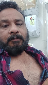 Il timido patrigno mostra le sue tette durante una videochiamata