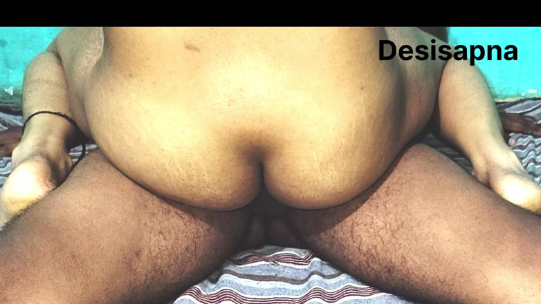 Desi_Sapna: Сегодня моя подруга пригласила меня к себе домой и занялась сексом.