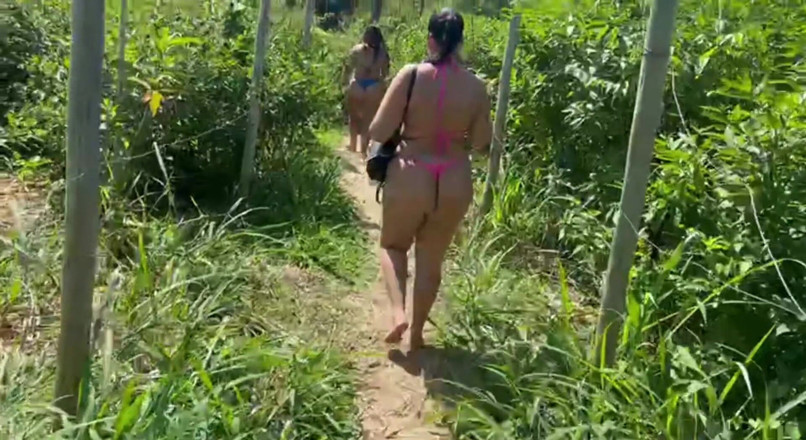 Lidi Ferrari: Gorące brunetki w stringach bikini na szladzie opustoszałej plaży