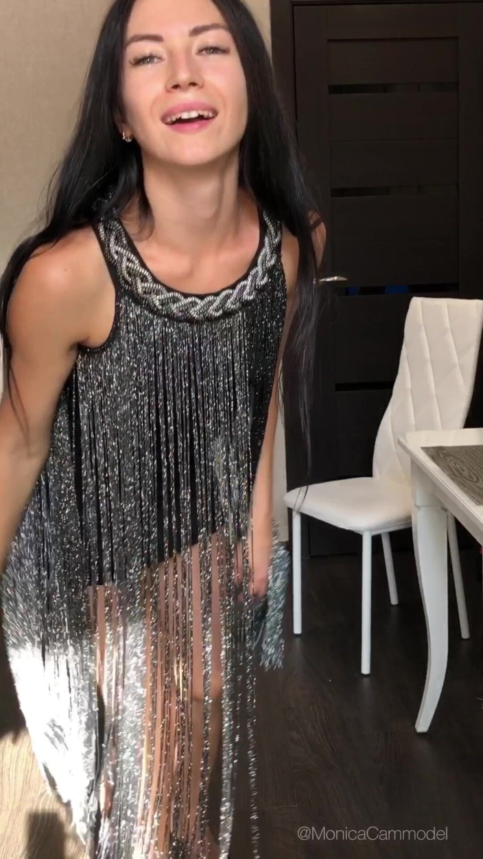 Princess Monica: Clip de mannequin dans 9 robes différentes