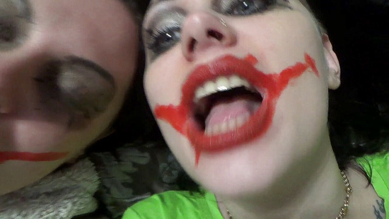 Goddess Misha Goldy: Zwei verrückte clowns-mädchen schweben dich über ihre hungrigen münder, bevor sie...