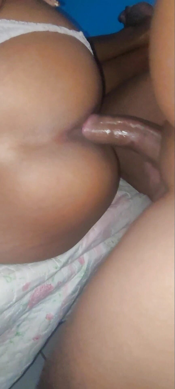 anal_queen_amateur: Вона залишається біля ліжка, кличе мене відкрити свій анус і провести анальний пролапс!