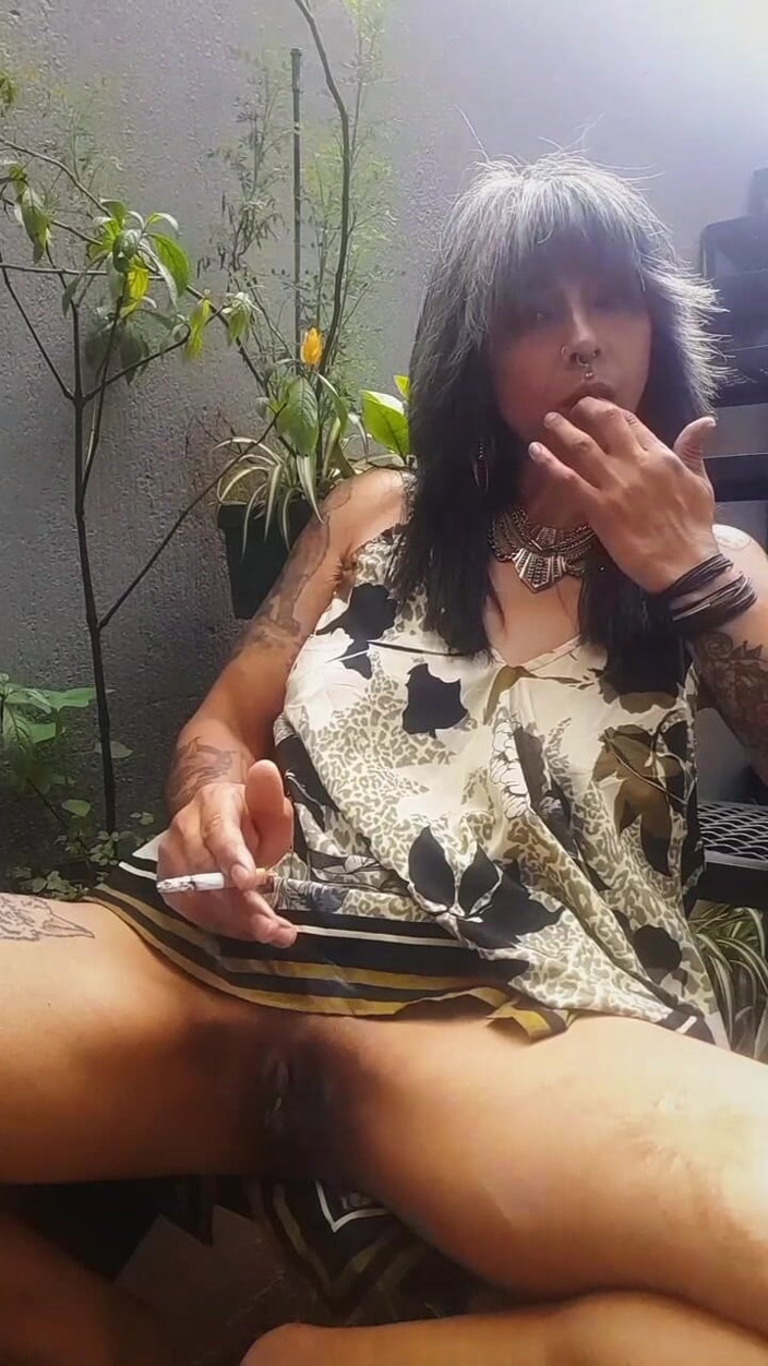 Casia Castro: Taquinage de fumée en plein air - regardez-moi jouer au soleil