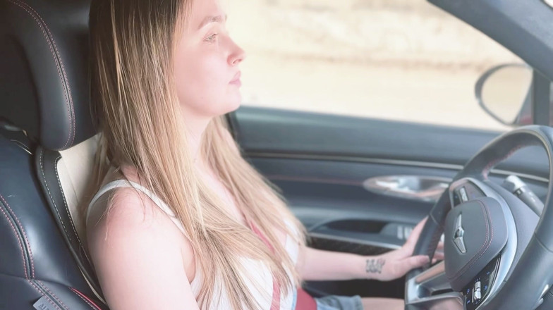 Alina Rai: Sto guidando con la mia matrigna, sta facendo un pompino...