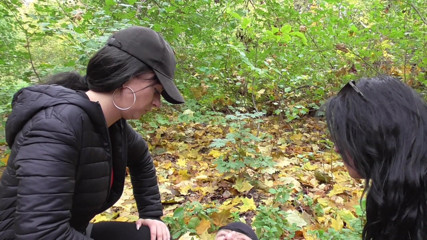 Femdom Austria: Séance de crachats dans la forêt