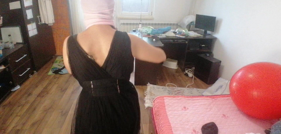 Mirsur: 素人女性が服を試着したり、裁断したりして楽しんでいる