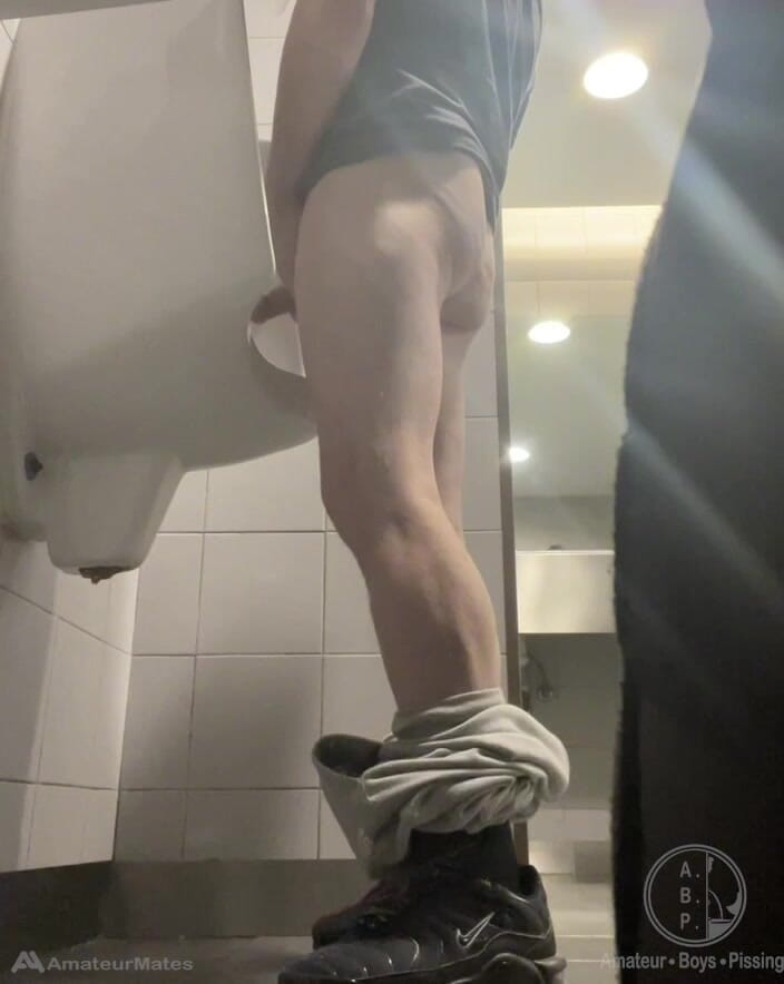 AmateurBoysPissing: 2 pojkar i sneakers som har kul på offentliga toaletter...