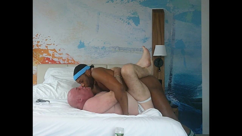 Kennie Jai: Le masseur est trop excité et regarde ce qui se...