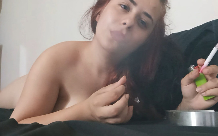 fartingclub01: Piccole donne che fumano con le labbra rosse
