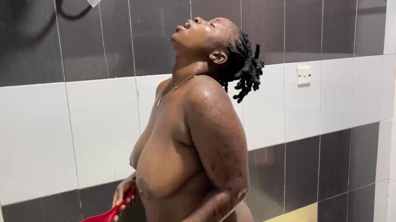 Africanbestsex007: Une grosse lesbienne nigériane noire se fait baiser en solo...