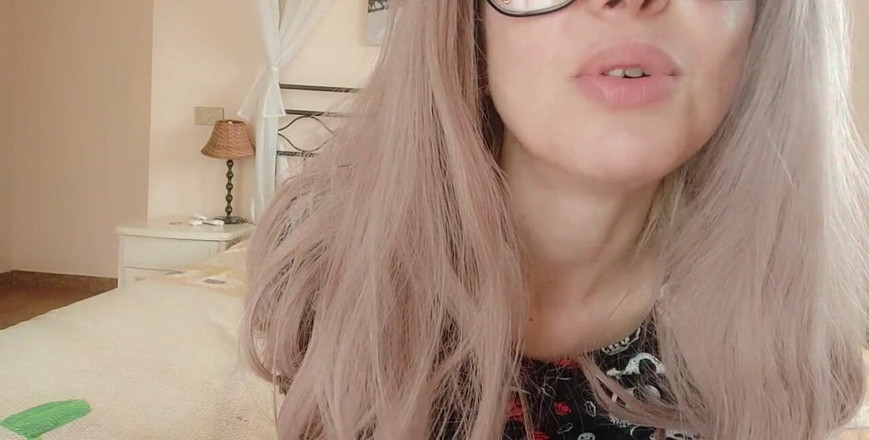 savannahamatoriale: Silny wulgarny akcent! Piękna włoska dziwka obraża twoje M. Między...