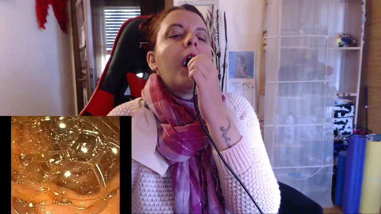 Nicoletta Embassi: Devorează fetiș în gura mea