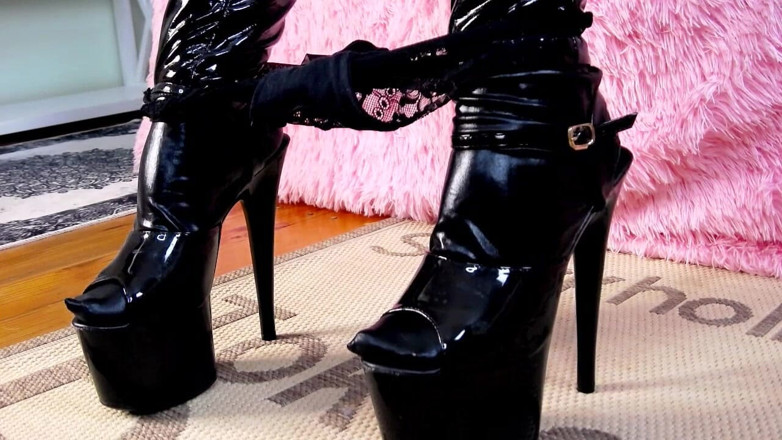 BabyMammySix: Latex meesteres geniet van haar lichaam