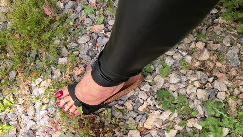 Goddess Lena: Гра за Birkenstocks
