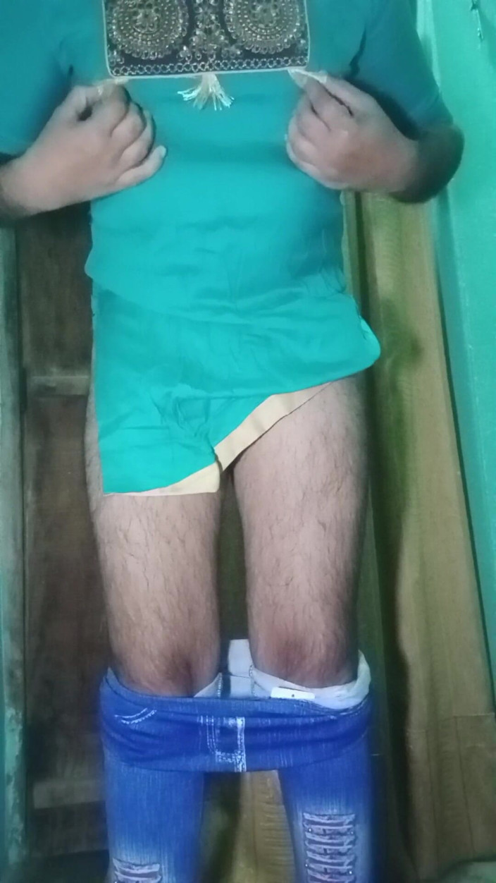 Gaurisissy: Индийский гей-кроссдрессер Gaurisissy в синем шальварном костюме давит на сиськи и трахает пальцами в задницу