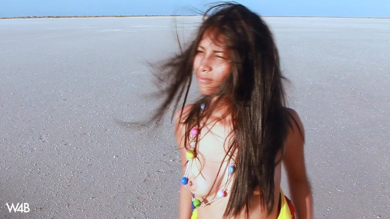 Watch4beauty: Latina da sola