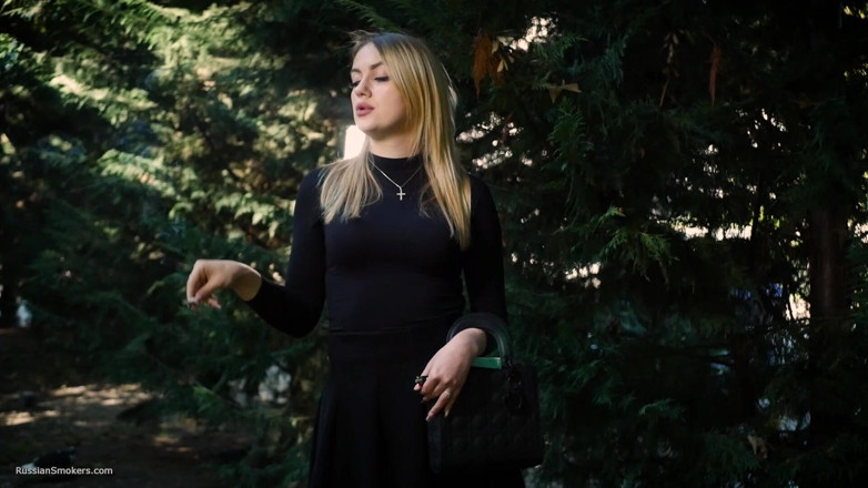 Russian Smokers: Une bombasse blonde sexy fume une cigarette noire dans la...