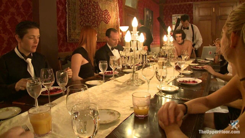 The Upper Floor by Kink: Director's Dinner: ein Toast auf die Fütterung der Burg