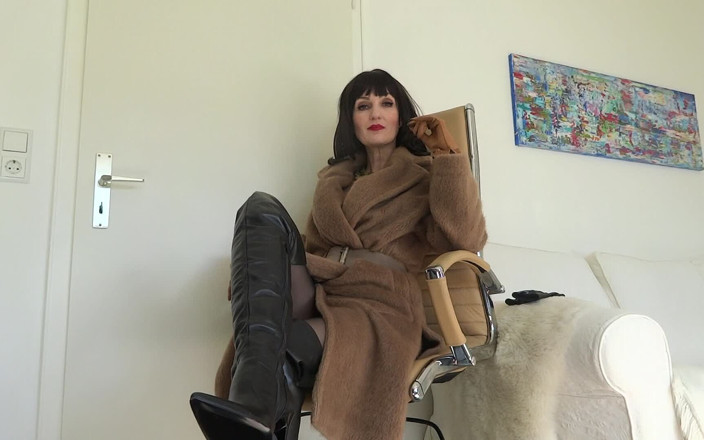 Lady Victoria Valente: Boot maîtresse en manteau : coaching masturbatoire
