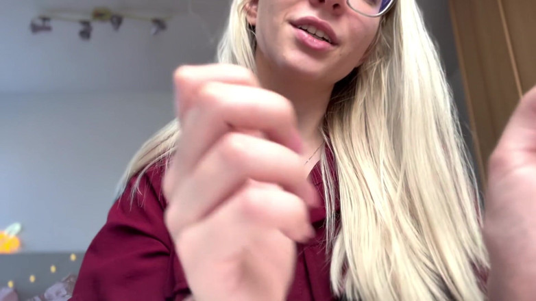 Goddess_Bella_Rae: Awek Min menghukum awak dengan Tickles Asmr