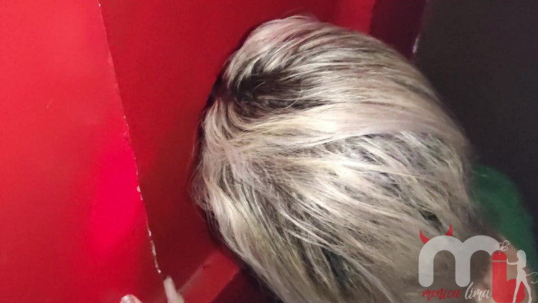 Monica Lima: Une femme se fait baiser par des inconnus au gloryhole