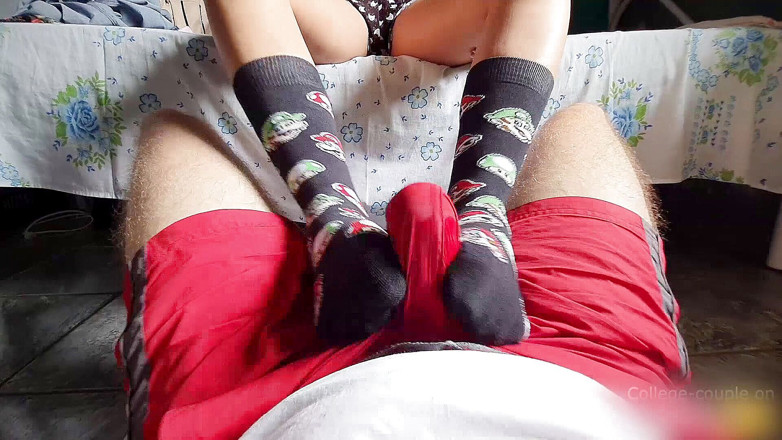 College-couple: Voetenbeurt over korte broek, klaarkomen door kleren voetenbeurt, sokbeurt