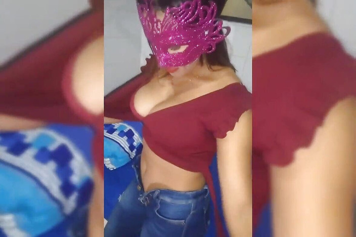 Pikaa6: Bini saya menghisap batang besar saya dan dia memakai pepek...
